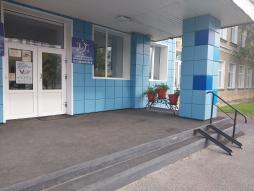 Вход в здание МБОУ-лицея обеспечен пандусом